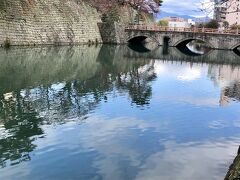 養浩館庭園から、お城の石垣、お堀を見ながら、橋を渡り中に入り、福井県警と県庁を横に見ながら、紅葉を見ながら、気持ちの良い散歩です。
