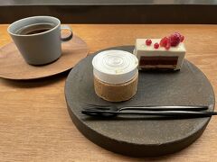 まだまだ雨脚は強かったので、お茶にします。
歩いてアッサンブラージュ カキモトへ。
外観撮る気力はなかった…