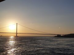 朝日で目が覚めると、明石海峡大橋と朝日が見れました。
これが、部屋のバルコニーから見れるので、恐ろしく贅沢です。
もう明石まで帰ってきてしもーた…。
僕は土曜日が仕事なので、あさ８時半に六甲アイランドに到着した後
仕事に行けるので、ほんとこのフェリーは重宝しました。