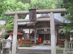 浜辺からすぐ近くの神社。

ココは八幡さま。
日和佐八幡神社って言います。