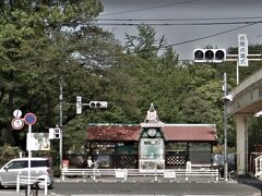 羽村駅中央道路を進むと、羽村市動物公園の前の交差点に当たります。

この交差点の向かいが、羽村市動物公園です。

緑の樹々に囲まれています。