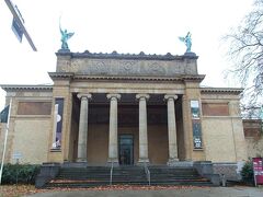 ゲント美術館

1798年に設立されたベルギーで最も古い博物館のひとつ。神殿風のファサードです。