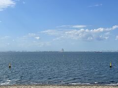 ランチも兼ねて海ほたるでひとやすみ。

台風のおかげで空気が澄んでいるのか対岸もくっきり見えている。
しかも風がとっても気持ちいい。