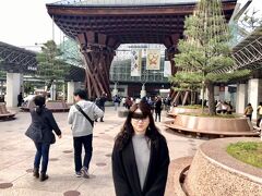 金沢に着きました。

新幹線開業と同時に作られた「鼓門」

総木造りで、思ったより大きいです！
