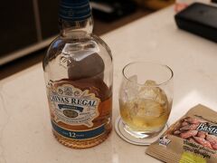 ホテルで風呂に入り、持ち込んだウイスキーとほろ酔い、サラミをつまみに晩酌し2日目終了。