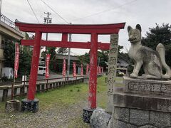 車で移動して堀田稲荷神社へ。
狐と赤い鳥居。
