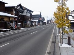   チェックアウトし荷物を預けて近くの七日町通りを散策します。七日町は毎月七のつく日に市が立ったことから名付けられています。城下町の西にあり問屋や旅籠が軒を連ねている会津の代表する繁華街でした。現在は大正時代のレトロでロマンのある街並みを再現しています。