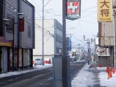 　七日町通りには会津の名物ソースカツのお店も多くあります。こちらのお店は丼ではなく、カツがお重からはみ出て盛られ、ご飯の上にキャベツが敷かれ、カツから垂れたソースがそのキャベツに絡んでいるそうです。