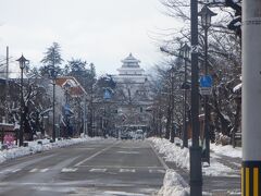 　武士の家が並んでいて、現在は市役所になっている周辺を通り過ぎます。鶴ヶ城に近づくと、家老など上級武士の住む屋敷があった北出丸大通りに入りました。天守閣が遠くに見えはじめます。