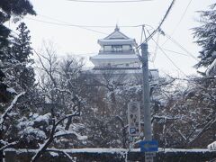 　城内の北出丸手前より城を仰ぎます。北出丸は城の大手門手前に置かれ、見張り場、敵の奇襲を防ぐ防御と迎撃する拠点を兼ねています。