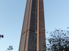 モンパルナスタワー

　モンパルナスをぶらぶら～

　夜８時過ぎだというのに明るい！