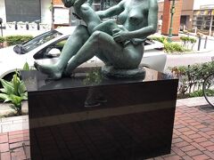発祥の地碑ふたつめは馬車道にあるアイスクリーム発祥の碑です。が、台座には「太陽の母子」とありました。
アイスクリームを思い起こさせるようなものはないような・・。

銅像の作者は、札幌大通公園の泉の像の作者である本郷新です。アイスクリーム関係なく、彫刻作品として鑑賞できます。