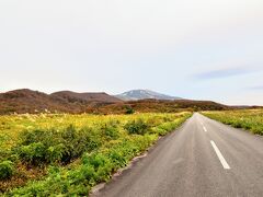 車で1時間ほど。酒田市をかすめながら鳥海高原ラインを快走。
目指すは中央奥に見える鳥海山。

電柱や電線がない光景のすばらしさ！
私が住んでいる所もそこそこ田舎だけど、電線の映らない光景、空を遮るもののない光景ってなかなかレアである事に改めて気づく。