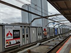 ●JR海浜幕張駅界隈

もう一本位、線路が敷けそうな無駄な空間、何でしょう…。
ちょっと幕張をかじって、千葉を満喫した気分になって、東京に向かいました。