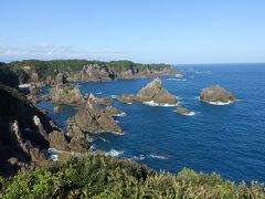 くしもと大橋を渡って紀伊大島へ。島東部の景勝地、海金剛。断崖と海が作り出す絶景が広がります。