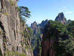 「始信峰」周辺はゴリゴリの岩山である。水墨画の世界と言われるが、天気が良過ぎて想像するしかない。