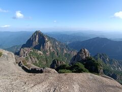 頂上からはもちろん絶景。
向こうに見えるのは「天都峰」。幸か不幸か「蓬莱頂」と自然保護のため5年周期で交替で解放されるため今日は登ることができない。