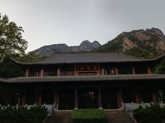 登山口の入口がある「慈光閣」。
残念ながら建物をゆっくり見ている時間はない。