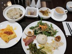 【3日目最終日】
蘇州世豪国際大酒店

8:20今朝もホテルのレストランでの朝食。。
昨日とほとんど同じ中華中心の品揃え。麺はやめて小ワンタンとお粥に。目玉焼きに変えてオムレツを頼んだつもりが、薄焼き卵の巻物みたいのが出てきました。