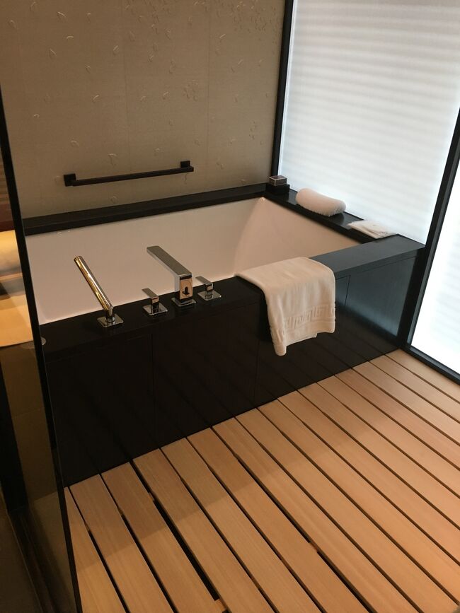 桜の模様をあしらったバスルームデザイン<br />英国「アスプレイ」のバスアメニティ