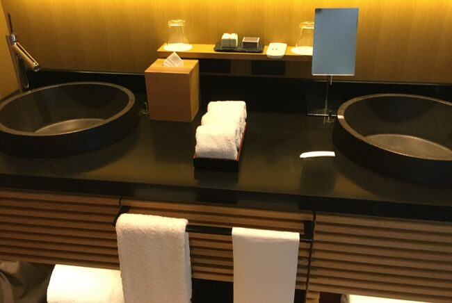 2名様でのご滞在に便利なダブルシンク<br />「京都しゃぼんや」によるハンドメイドのソープとバスソルト 