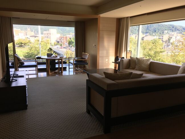 2面に配置された大きな窓により明るい空間