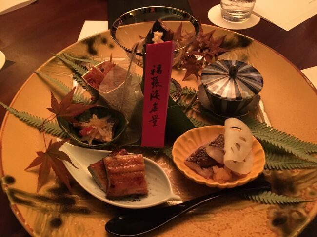 焼八寸<br />かます塩焼　染め卸し　酢取蓮根<br />鰊・茄子<br />秋刀魚南蛮漬<br />温茶碗蒸　湿地茸　百合根　枝豆<br />しめ鯖笹巻寿司<br />鰻