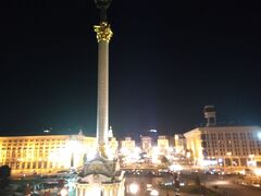 独立広場にある独立記念碑です。
意外と新しく2001年に設立です。