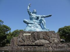 =平和祈念像=
この像は神の愛と仏の慈悲を象徴しており、長崎市民の平和への願いを象徴する高さ9.7m・重さ30tの青銅製像です。
長崎出身の彫刻家/北村西望氏によって制作されました。