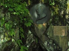 早朝の散策では通らなかったルートを歩き再び大正池へ向かいます。

こちらは「ウェストン碑」
日本近代登山の父である、英国人宣教師ウォルター・ウェストン（1861－1940）のレリーフです。氏は登山家として日本各地の名峰を制覇し、明治24年（1891）上高地にも訪れて山案内人・上條嘉門次とともに北アルプスに挑みました。そして明治29年（1896）、著書『日本アルプスの登山と探検』のなかで上高地の魅力を世界に称賛しています。「楽しみとしての登山」を日本に伝えた功労者として、日本山岳会はその栄誉を称えるとともに氏の喜寿を祝って、昭和12年（1937）梓川沿いの広場に額面型のレリーフを掲げました。
※上高地公式HPより
https://www.kamikochi.or.jp/learn/spot/%E3%82%A6%E3%82%A7%E3%82%B9%E3%83%88%E3%83%B3%E7%A2%91
