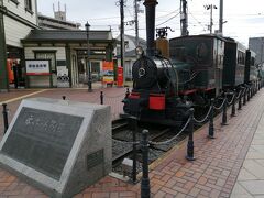 松山市内に入り、ホテルの駐車場に車をイン。
ぶらぶら歩いて道後温泉へ。
駅前の坊ちゃん列車は、3年前に来たときと変わっていない。
