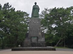 桂浜公園の駐車場は、有料400円。

海に向かって立っている坂本龍馬像。