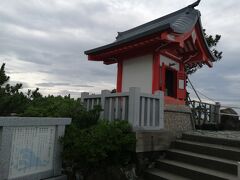 下竜頭岬の、龍王宮へ。
小さな祠がある「海津見神社」に参拝。