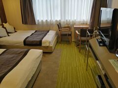 この日の宿は、高知駅まで徒歩8分・ひろめ市場まで15分と微妙な距離の「ホテル　エリアワン高知」。
ウェルカムドリンクだけでなくウェルカムお菓子があるのが、ちょっとウレシイ♪