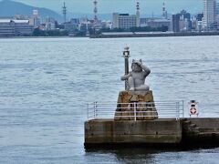 女木港の防波堤の鬼の灯台がお出迎え