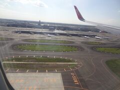 成田空港.第2ターミナルを横目に、最終の着陸態勢に入りました。

あぁ～
旅が終わっちゃうよ～