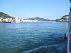 自転車を借りて、まず船で向かいの島、名前の通り、向島に自転車を積んで渡ります。110円なり。