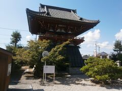  鐘楼は徳川家光によって建てられたもので、明治維新の神仏分離令に際し、岡崎市の伊賀八幡宮より移築されたものです。