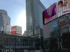 道玄坂方面に向かい、渋谷マークシティへ。
建屋の南側には道玄坂上に向かう坂道があり、ウェーブ通りという名前がついています。
