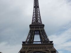 　シャン・ド・マルス公園からのエッフェル塔の眺め！

　デカイ！！