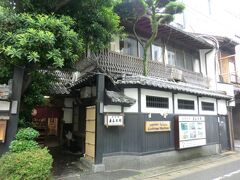 =鹿島本館=
大正～昭和初期に建築され、当時の優れた数奇屋建築の意匠がそのまま現代に残され、福岡市としては初めて国の登録有形文化財であったのですが‥

※平成29年6月29日筆者撮影。