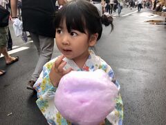 ★祇園祭を賢く見る方法　その1  ★

祇園祭の宵宮は、いわゆる前夜祭。
宵宮は、烏丸四条交差点を中心に開催され、四条通、烏丸通りが通行止めになります。

からすま京都ホテルは、その烏丸通りに面しています。
烏丸四条交差点まで、徒歩5分の距離です。

ホテルでも、出店を出していて、宵宮の観光には、絶好の場所と言えます。