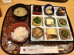 まずは、お昼ご飯。
ホテルの地下にある「入舟」で、おばんざいランチ(1615円)をいただきました。

ホテルレストランですが、サービス料は、かかりません。庶民的な価格設定です。