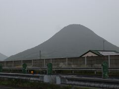 帰路 午後２時半頃、高松自動車道を走行中～車窓から讃岐富士が見えてきて・・