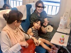 2819.7.16
僕ら夫婦と、孫姫、孫ママの4人で出発です。
孫パパは仕事の関係で、明日に合流します。

ひかりで、浜松から京都まで、1時間20分です。