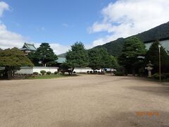 　それで、神岡城公園にむかう。ここには鉱山資料館と高原郷土館もあるが、すべて休館だった。　高原郷土館の外観は平凡で、例えば山間部の庄屋の家のように見えた。城は小さいが綺麗だ。ただ塀には銃眼が並び、この山里が物騒な所のような連想を与えていた。