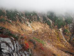 もうすぐ到着、千畳敷カールには雲がかかってた。