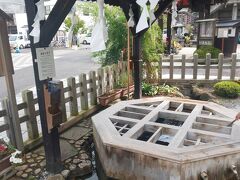 「源智の井戸」に来ました。
普通に美味しい湧き水があるのがうらやましい。
この時間、近所の方たちがお掃除をしていました。