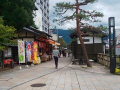 四柱神社前の縄手通り。
お土産とか小さなお店が連なってます。