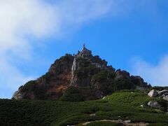 左の宝剣岳（標高2,931m）、てっぺんに人が立ってる！！

宝剣岳はヘルメット着用推奨山域、登山初心者の私には無理ゲー。